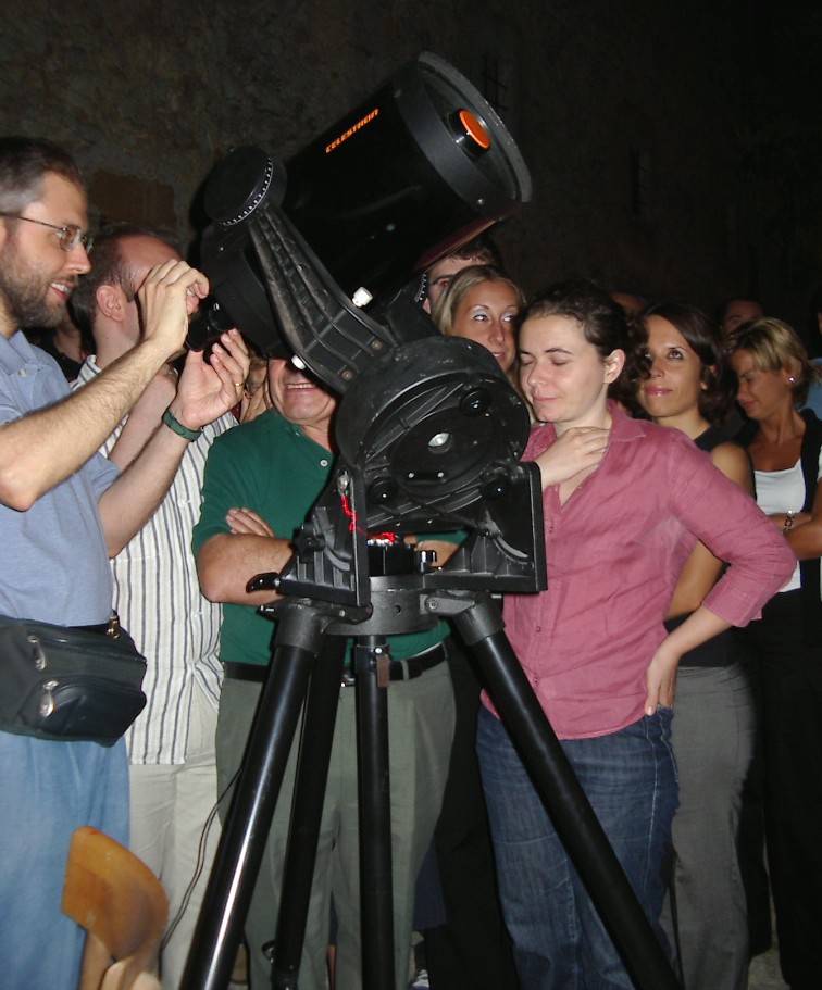 Al telescopio Marco Vincenzi, guida i presenti in un tour del cielo.